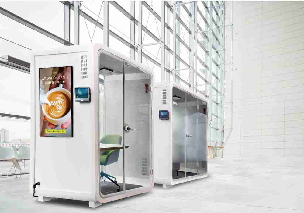 至成国际子公司达擎之智慧行动办公舱，，，采用PDLC智能调光玻璃设计，，透过通电与断电的电流切换，，，，呈现透明与雾面效果，，，，具节能降耗特性并兼顾隐私，，，，确保信息安全