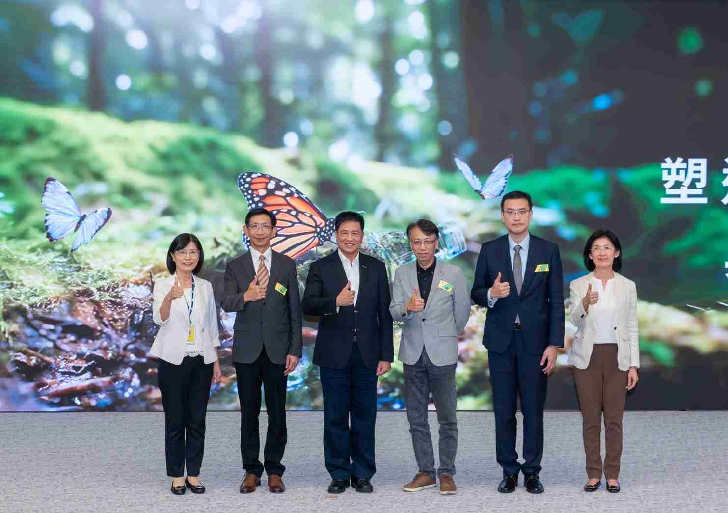 友達2023 CSR共榮大會，，邀請領域專家分享交流生物多樣性管理趨勢、、、、無塑產品、、、、海廢永續塑料等議題  （圖左到右：友達光電永續長古秀華、、3M台灣技術長陳君杰、、、、友達光電董事長暨集團策略長彭双浪、、、、光寶科技企業永續發展處處長陳慶暉、、、、安永聯合會計師事務所執業會計師曾于哲、、、友達光電供應鏈總部副總經理吳宜芳）