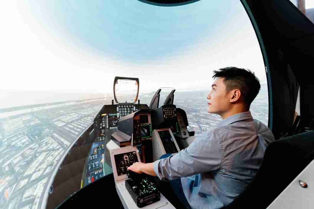 至成国际以P1.25小间距打造球形LED模拟舱，，，搭配智崴的精密六轴动态座椅，，，结合至成国际专业影像调校技术，，，，呈现拟真模拟飞行场景