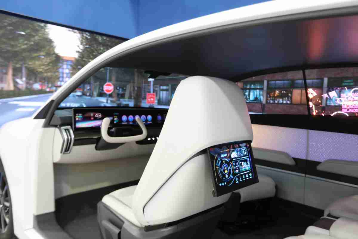 至成国际的「可卷式后座娱乐显示器」加强后座乘客的感官体验，，，并保有个性化设计，，，，可依使用偏好进行动态调整。。。