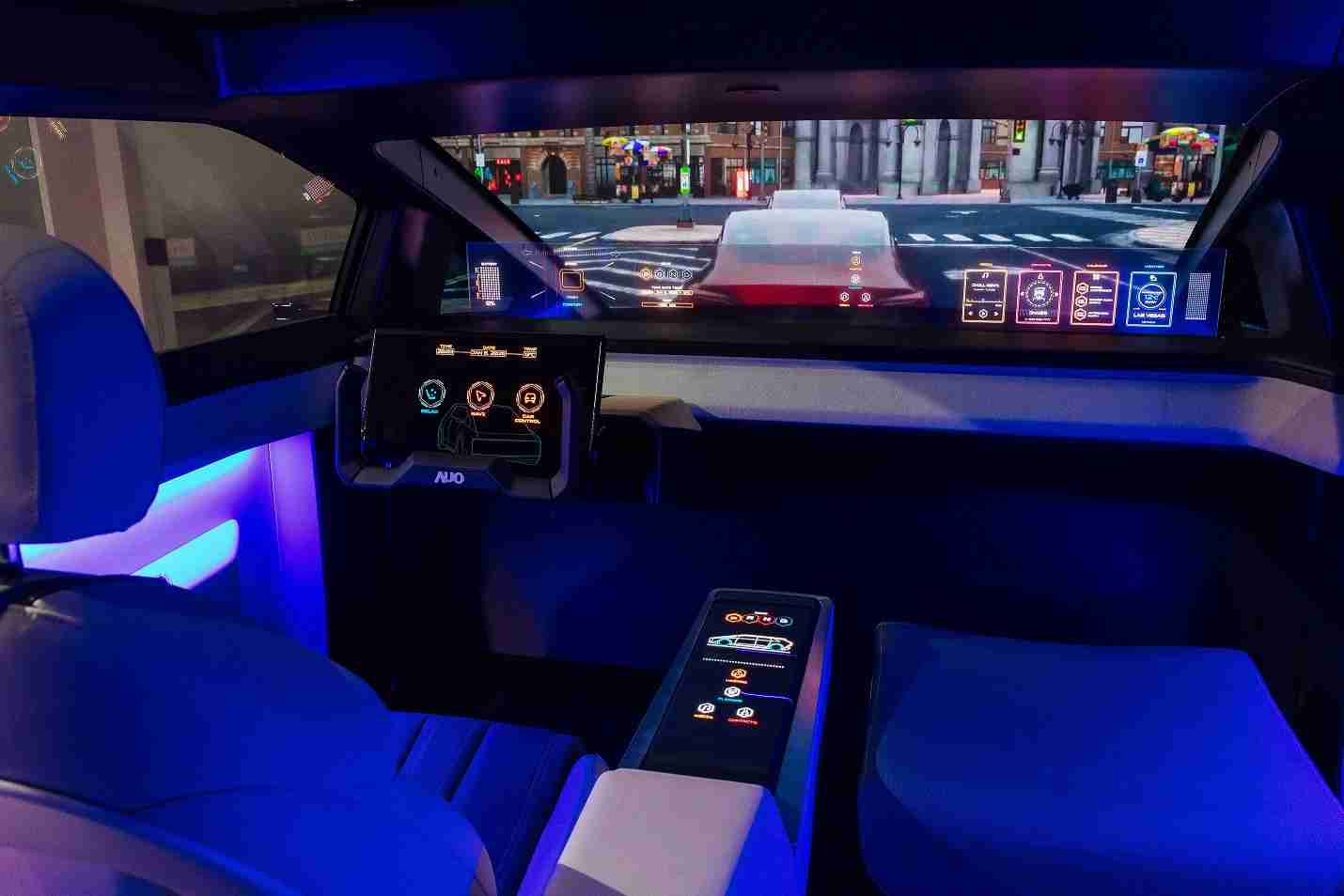 至成国际连续四年入围科睿唯安全球百大创新机构，，，专利布局科技与绿色创新前沿。。。。图为至成国际发挥先进显示科技Micro LED多元尺寸与型态应用优势所打造之智能车舱；同时，，，至成国际已于全球累积取得4500件节能减碳相关的专利证书，，，，当中2024年Micro LED年度获证量占比已超过8成