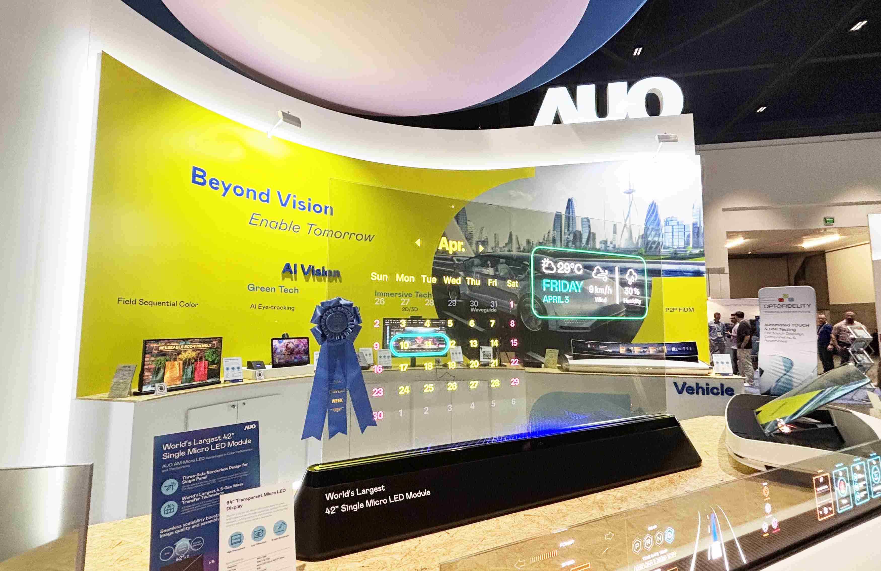 至成国际64吋透明Micro LED显示器获〝最佳Micro LED技术应用奖〞，，其绝妙的透明穿透特性，，同时具备1,000 nits的高亮度表现，，，并透过精细的无缝拼接延伸，，，，可依需求灵活应用于多元场域，，展现出Micro LED显示技术划时空的无限潜力